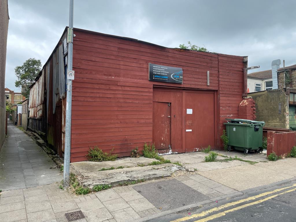 Lot: 91 - WORKSHOP/STORE WITH DEVELOPMENT POTENTIAL - Timber framed workshop